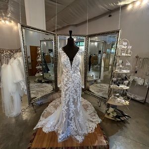 Sample Allure Bridal Gown Style 9601L